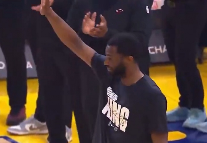 世界杯赛事在线观看平台-勇士球迷起立鼓掌欢迎维金斯！鲍威尔打趣后者：别哭哈！