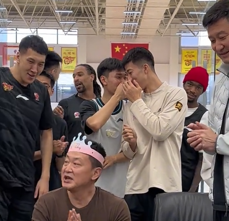 世界杯赛事在线观看平台-广东为领队庆生！杜锋讲话并获高待遇，全员用力按蛋糕，奎因太坏